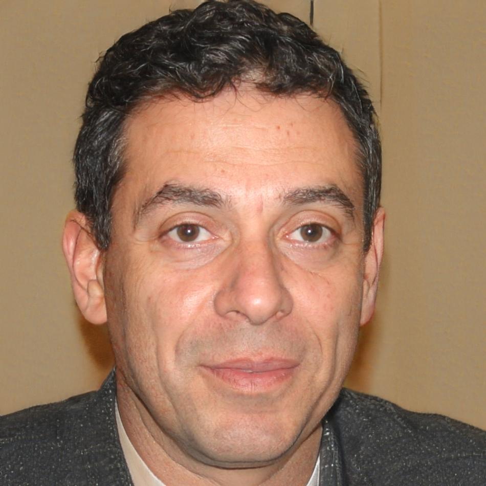 Retrato profesional de Aurelio Mendoza